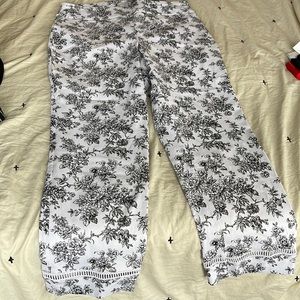 Van Heusen Black and White Flower Pattern Crop Pants size 10